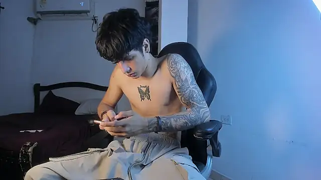 Snapshot of Snakebutterfly chatting on September 12, 9:09 am Snakebutterfly online show from September 12, 9:09 am