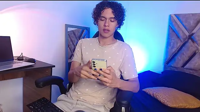 Snapshot of nickolas_moon chatting on February 26, 3:41 pm nickolas moon online show from February 26, 3:41 pm