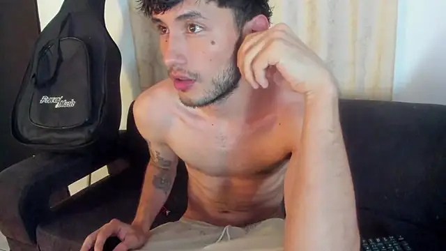Snapshot of Henrikk_senn chatting on October 5, 9:52 pm Henrikk senn online show from October 5, 9:52 pm