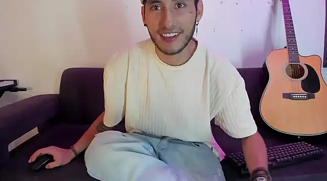Snapshot of Henrikk_senn chatting on December 13, 12:39 pm Henrikk senn online show from December 13, 12:39 pm