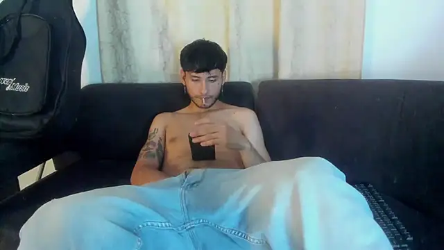Snapshot of Henrikk_senn chatting on October 4, 9:19 pm Henrikk senn online show from October 4, 9:19 pm