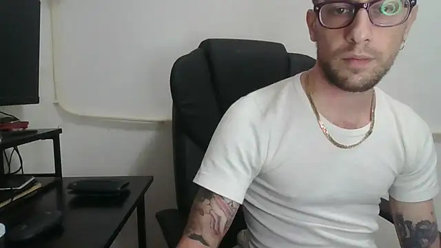 Snapshot of mikealcorleone chatting on December 24, 3:58 pm mikealcorleone online show from December 24, 3:58 pm