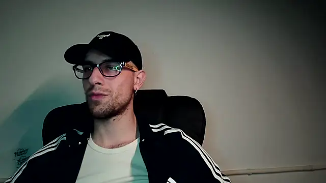 Snapshot of mikealcorleone chatting on January 24, 12:42 am mikealcorleone online show from January 24, 12:42 am