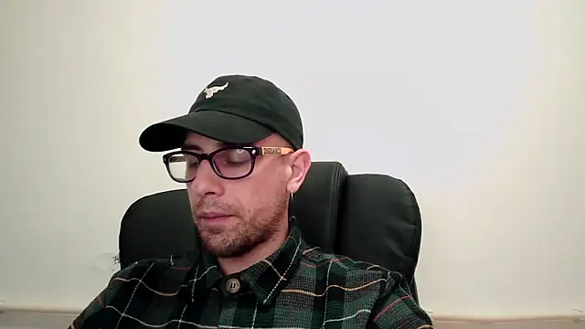 Snapshot of mikealcorleone chatting on January 21, 11:02 pm mikealcorleone online show from January 21, 11:02 pm