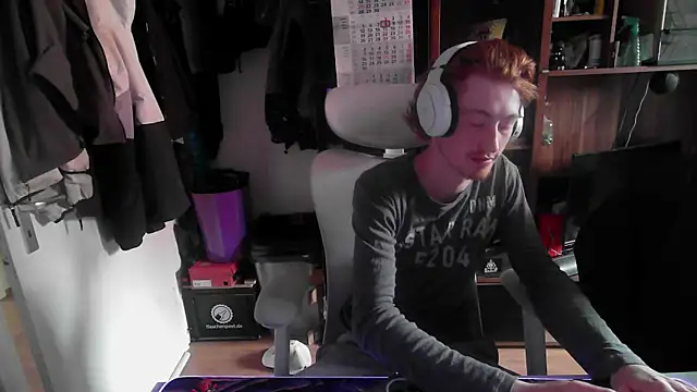 Snapshot of leon29leo chatting on October 16, 9:17 am leon29leo online show from October 16, 9:17 am