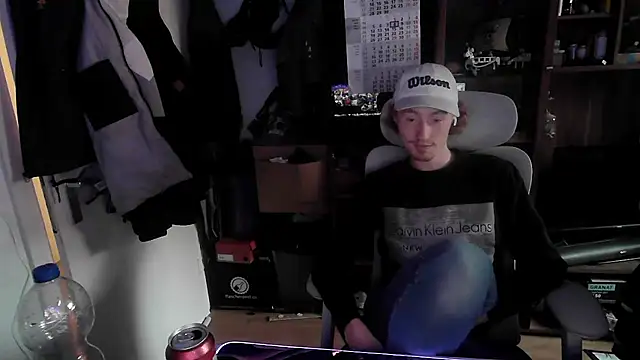 Snapshot of leon29leo chatting on October 6, 1:49 pm leon29leo online show from October 6, 1:49 pm