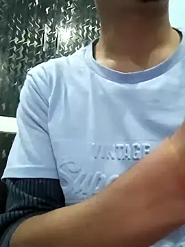 Snapshot of xyrus_ chatting on December 14, 11:07 am xyrus online show from December 14, 11:07 am