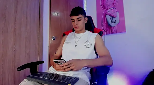 Snapshot of joseph_boy chatting on February 20, 12:47 pm joseph boy online show from February 20, 12:47 pm