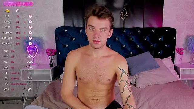 ArthurWhitee online show from December 3, 4:02 am