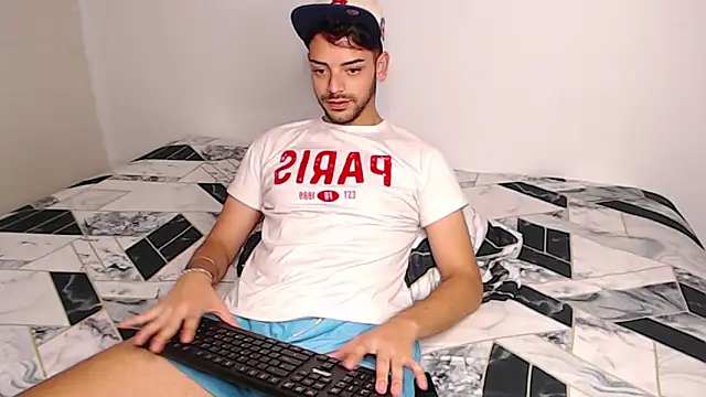 Snapshot of Logan_cocky chatting on December 27, 10:16 pm Logan cocky online show from December 27, 10:16 pm