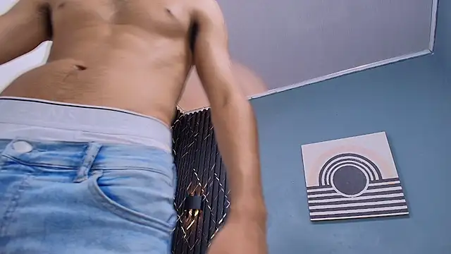 Liam crox online show from December 3, 7:44 pm