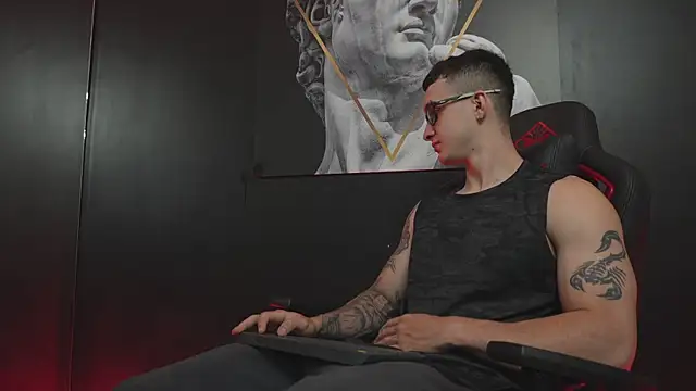 JacksonOlsenn online show from November 18, 8:55 pm