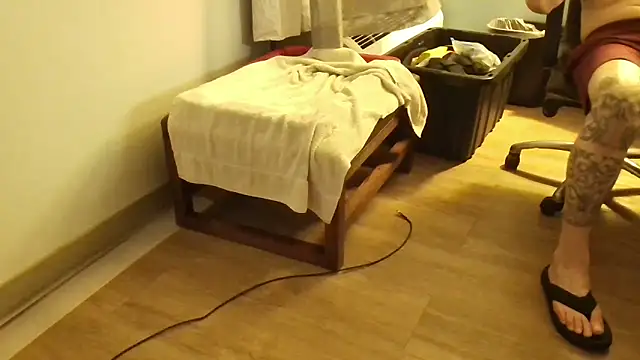 overaveragefreak4you online show from April 16, 5:40 am