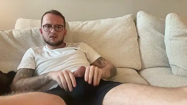 Snapshot of thehornyguy97 chatting on October 4, 8:30 am thehornyguy97 online show from October 4, 8:30 am