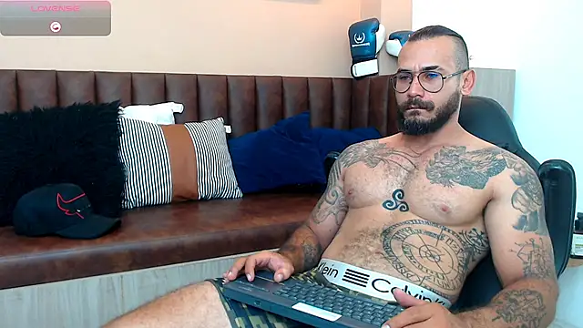 Snapshot of hanz_col chatting on March 12, 10:37 am hanz col online show from March 12, 10:37 am