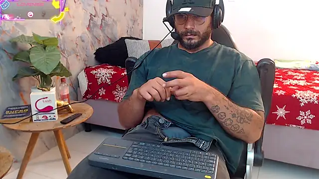 Snapshot of hanz_col chatting on October 9, 3:28 pm hanz col online show from October 9, 3:28 pm