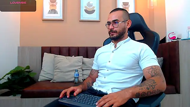 Snapshot of hanz_col chatting on December 10, 9:54 pm hanz col online show from December 10, 9:54 pm
