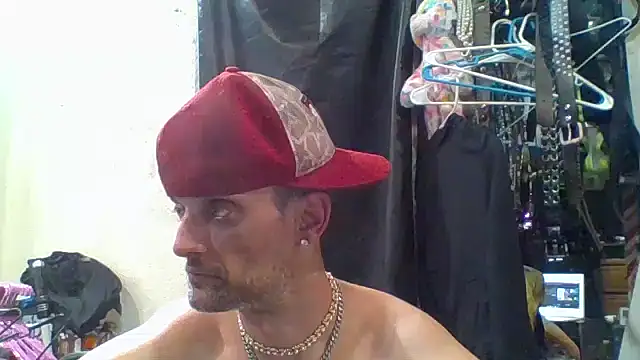 Snapshot of slinginbigD chatting on October 2, 4:05 am slinginbigD online show from October 2, 4:05 am