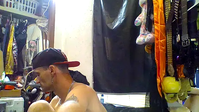 Snapshot of slinginbigD chatting on October 8, 3:27 pm slinginbigD online show from October 8, 3:27 pm