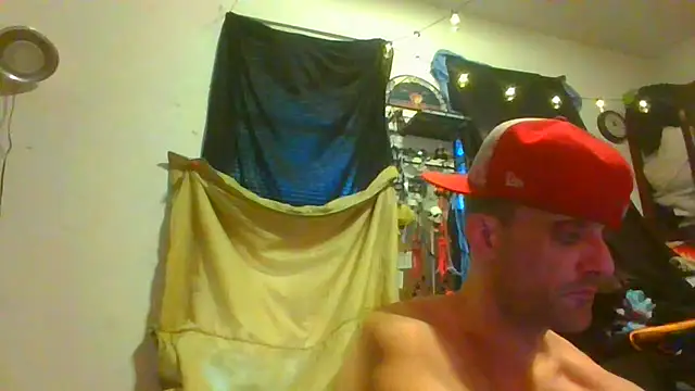 Snapshot of slinginbigD chatting on December 19, 9:49 pm slinginbigD online show from December 19, 9:49 pm