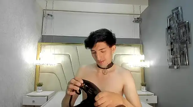 Snapshot of Un_Slutty chatting on February 15, 8:12 pm Un Slutty online show from February 15, 8:12 pm