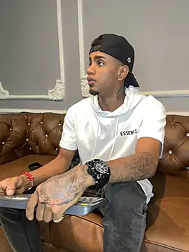 Snapshot of AaronCruz_ chatting on February 28, 12:42 pm AaronCruz online show from February 28, 12:42 pm