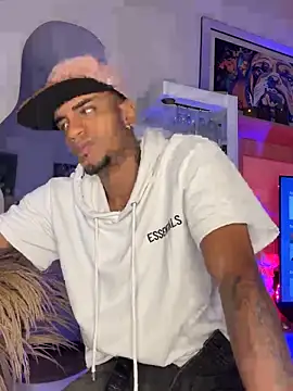 Snapshot of AaronCruz_ chatting on October 10, 5:45 am AaronCruz online show from October 10, 5:45 am