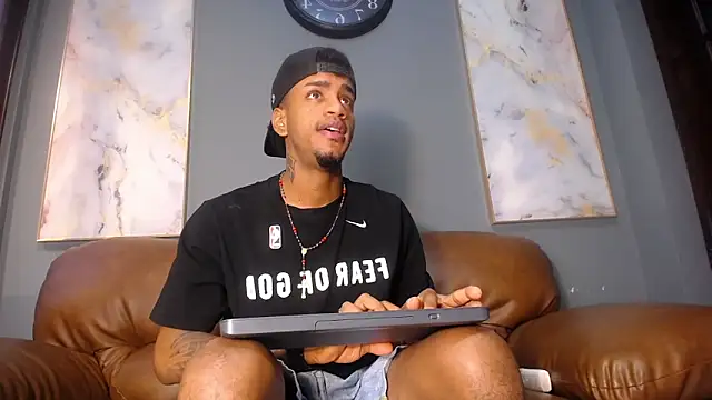 Snapshot of AaronCruz_ chatting on January 3, 1:36 pm AaronCruz online show from January 3, 1:36 pm