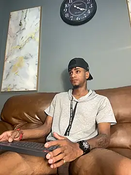 Snapshot of AaronCruz_ chatting on December 28, 1:51 pm AaronCruz online show from December 28, 1:51 pm