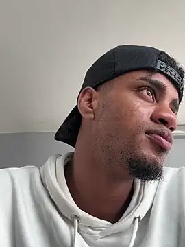Snapshot of AaronCruz_ chatting on March 10, 7:18 pm AaronCruz online show from March 10, 7:18 pm