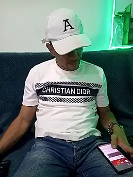 latinmartin73 online show from March 14, 1:05 am