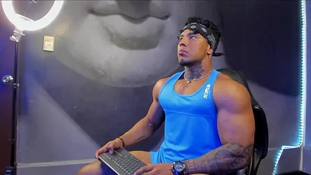 Snapshot of bradley_smith chatting on February 23, 12:37 am bradley smith online show from February 23, 12:37 am