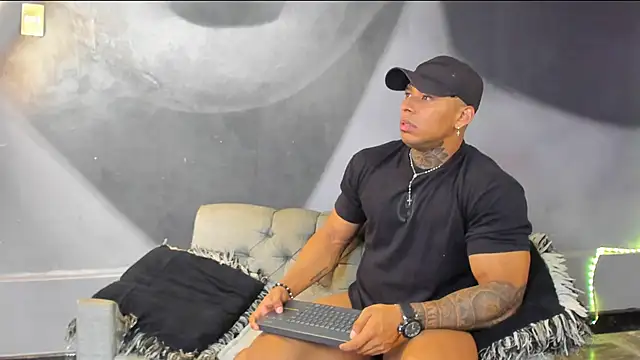 Snapshot of bradley_smith chatting on February 8, 2:27 pm bradley smith online show from February 8, 2:27 pm