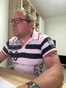 coupleLatinaLovers online show from April 17, 5:10 am