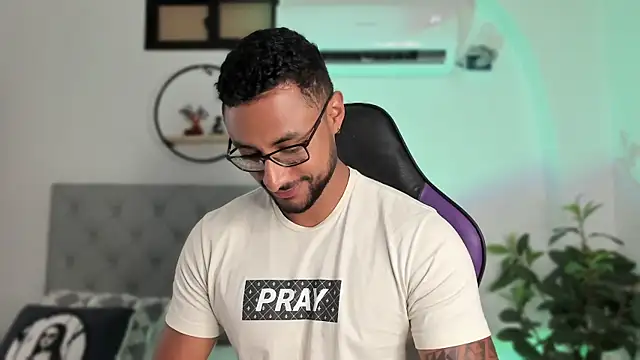 LiamGarcia1 online show from December 14, 12:12 pm