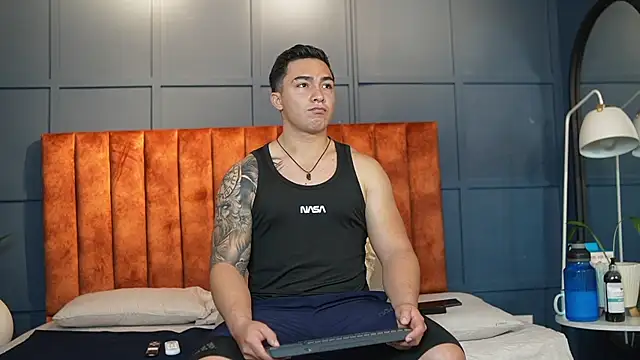 Snapshot of Ryan_Hunt chatting on February 24, 12:16 pm Ryan Hunt online show from February 24, 12:16 pm