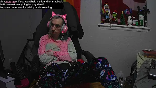 Snapshot of tallnerdyguy chatting on January 4, 2:56 am tallnerdyguy online show from January 4, 2:56 am