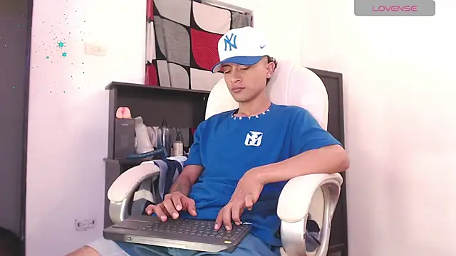 Snapshot of Edward_Milleer chatting on September 12, 11:27 pm Edward Milleer online show from September 12, 11:27 pm