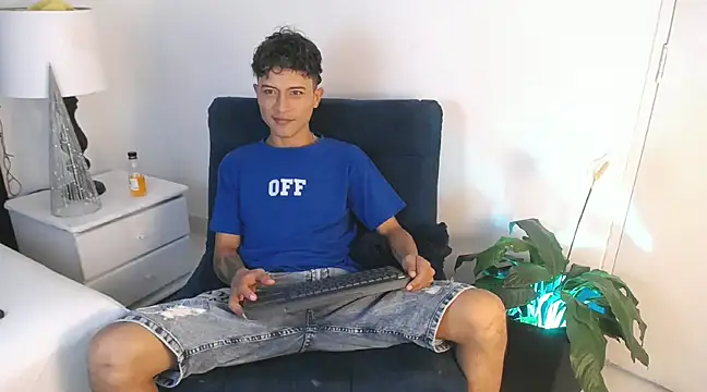 Snapshot of Edward_Milleer chatting on December 22, 2:38 pm Edward Milleer online show from December 22, 2:38 pm