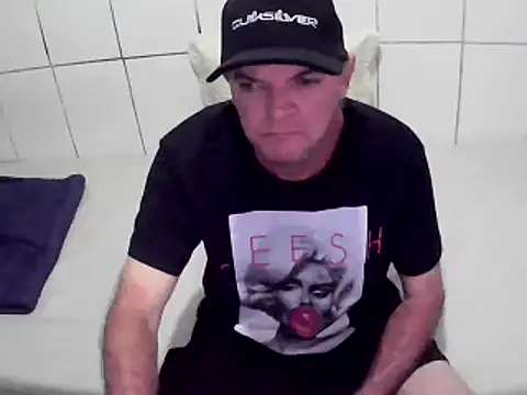 Snapshot of pierdona chatting on February 19, 7:38 pm pierdona online show from February 19, 7:38 pm