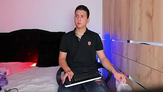 ANDREZALVAREZ online show from November 1, 2:04 am