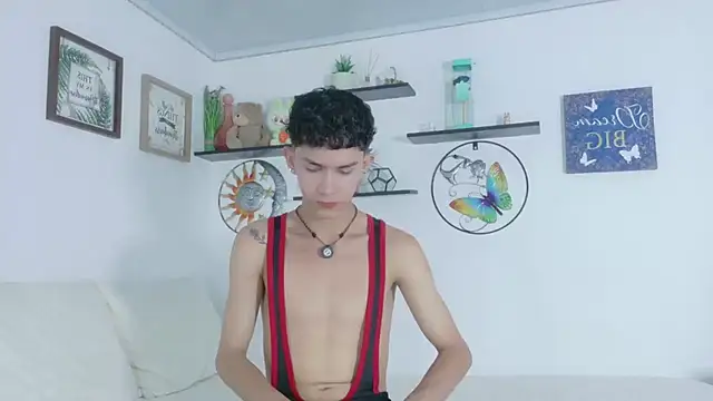 Noah tyler  online show from July 4, 6:11 pm