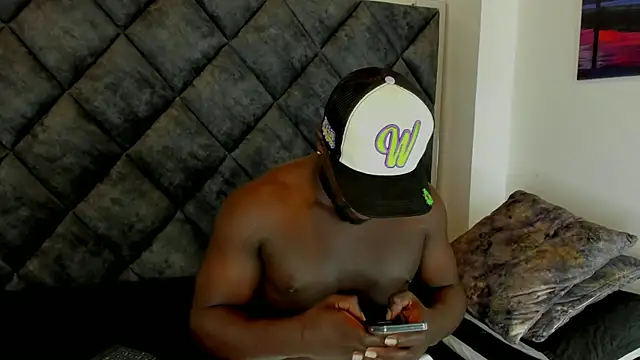 Latrellx7 online show from October 2, 5:00 am