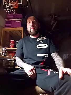 Snapshot of Beardedtattood chatting on December 20, 3:14 am Beardedtattood online show from December 20, 3:14 am