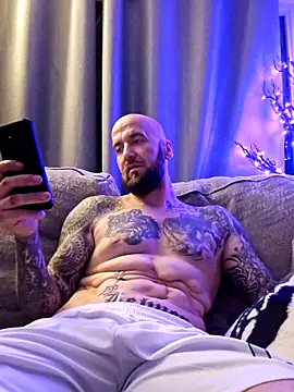 Snapshot of Beardedtattood chatting on January 1, 4:29 am Beardedtattood online show from January 1, 4:29 am