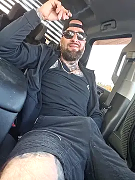 Snapshot of Beardedtattood chatting on September 27, 11:52 am Beardedtattood online show from September 27, 11:52 am