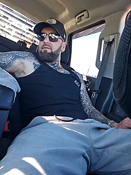 Snapshot of Beardedtattood chatting on October 1, 1:48 pm Beardedtattood online show from October 1, 1:48 pm