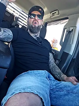 Snapshot of Beardedtattood chatting on October 3, 2:22 pm Beardedtattood online show from October 3, 2:22 pm