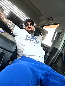 Snapshot of Beardedtattood chatting on October 12, 2:00 pm Beardedtattood online show from October 12, 2:00 pm