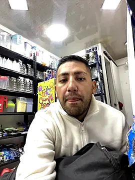 JuanZapata33 online show from December 3, 9:54 pm